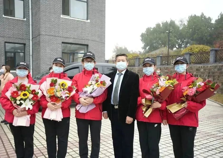 “白衣執甲，遼藏情深”葫蘆島市第二人民醫院舉行戰“疫”英雄凱旋歡迎儀式(圖1)